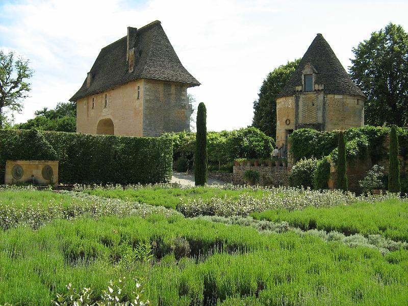 Chateau de Losse poort.jpg - Poort en tuin van Château de Losse.